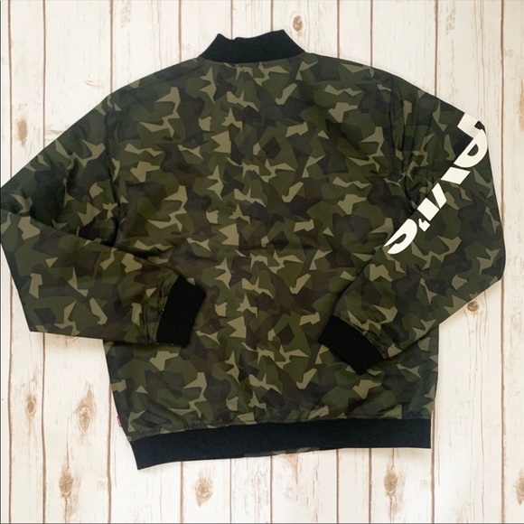 Levi’s Men Camouflage Bomber Jacket - Picture 3 of 4